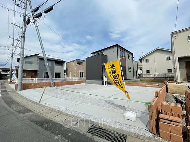 並列駐車可能な駐車場スペースです。
