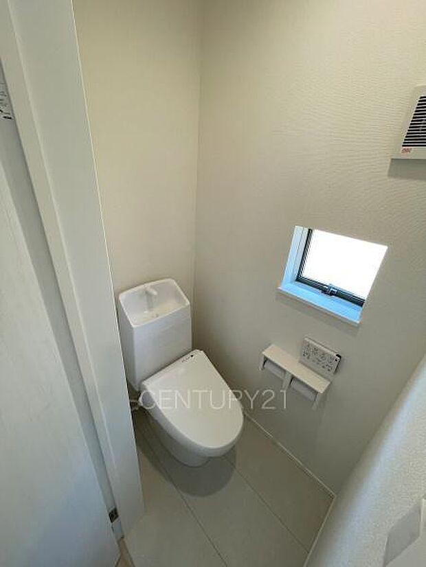 2階トイレです。温水シャワー洗浄機能付きです。