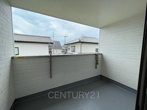天井付きバルコニーは急な雨にも安心。干した洗濯物や布団が外壁に干渉しづらい、天井吊り下げ式の物干し金具付き。