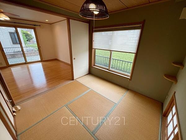 和室はLDKと続き間で開放感があります。引き戸で仕切れますので状況に合わせた使い方ができます。