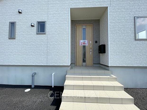 スマートキー付きの玄関。鍵を探すことなくドアの開閉が可能です。郵便物を守る鍵付きポストです。インターホンは録画機能付きで防犯面に優れます。