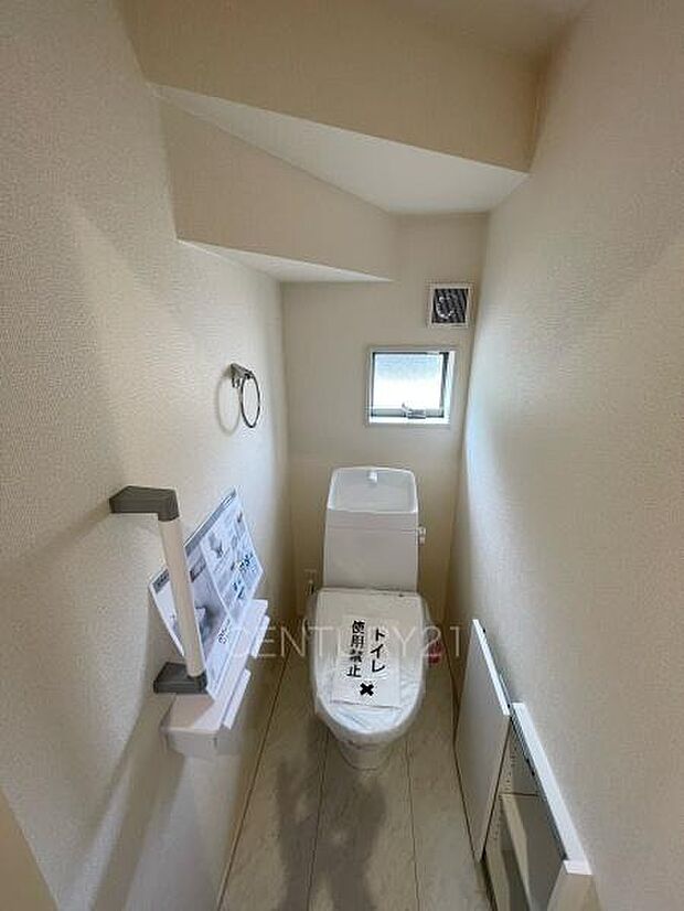 1階トレイです。温水シャワー洗浄機能付きです。手摺り付きです。