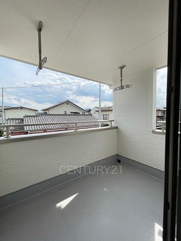 天井付きバルコニーは急な雨にも安心。干した洗濯物や布団が外壁に干渉しづらい、天井吊り下げ式の物干し金具付き。