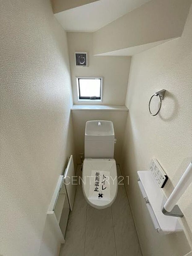 1階トレイです。温水シャワー洗浄機能付きです。手摺り付きです。