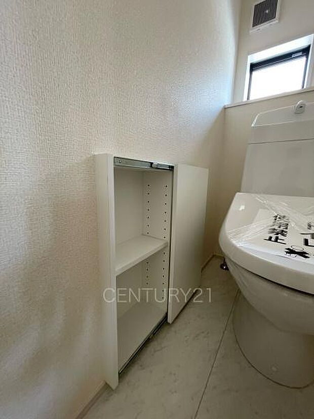 1階トイレ壁部分に埋め込み収納付き。ペーパーストックに便利です。