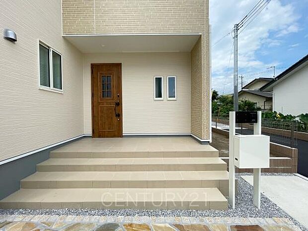スマートキー付きの玄関。鍵を探すことなくドアの開閉が可能です。郵便物を守る鍵付きポストです。インターホンは録画機能付きで防犯面に優れます。