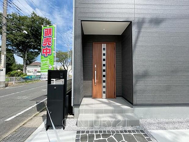 スマートキー付きの玄関。鍵を探すことなくドアの開閉が可能です。郵便物を守る鍵付きポストです。インターホンは録画機能付きで防犯面に優れます。
