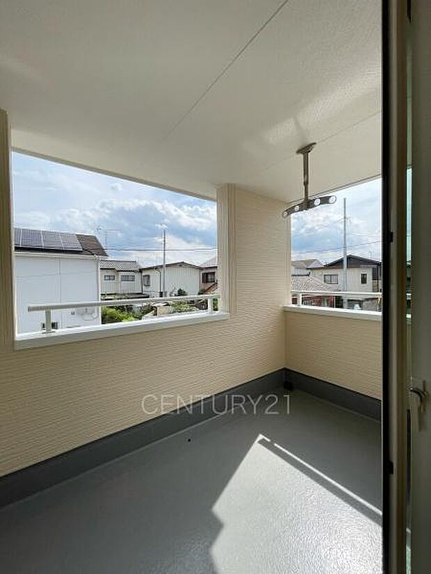 天井付きバルコニーは急な雨にも安心。干した洗濯物や布団が外壁に干渉しづらい、天井吊り下げ式の物干し金具付き。