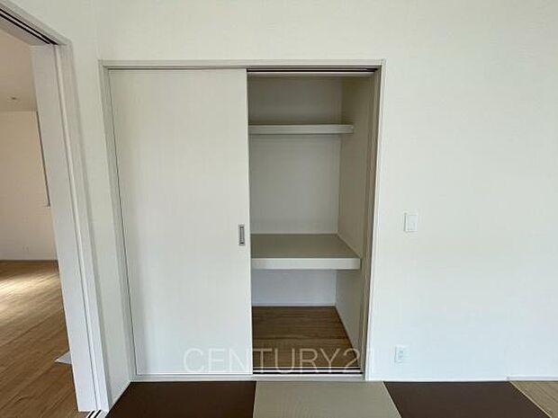 布団も収納し易い仕切り棚付きです。