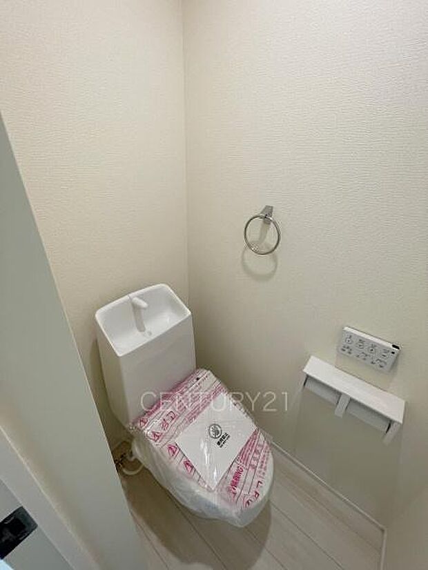 2階トイレです。温水シャワー洗浄機能付きです。