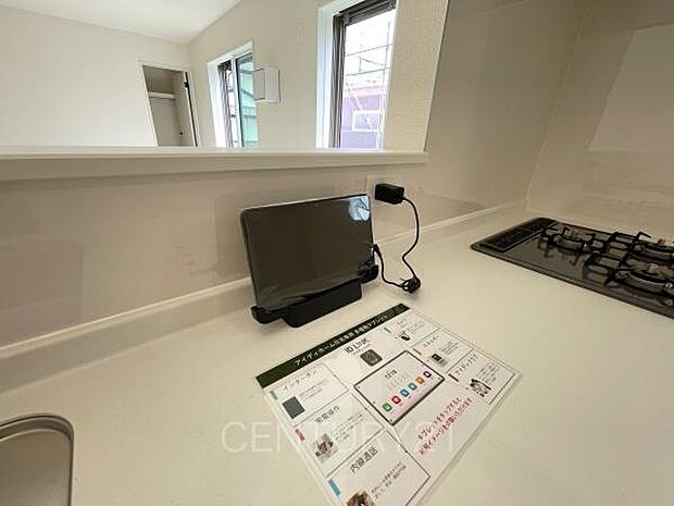 家のさまざまな家電や住宅機器にリンクすることで、付属のタブレットから操作したり、消費電力をモニタリングしたり、その他便利な機能がお使いになれます。