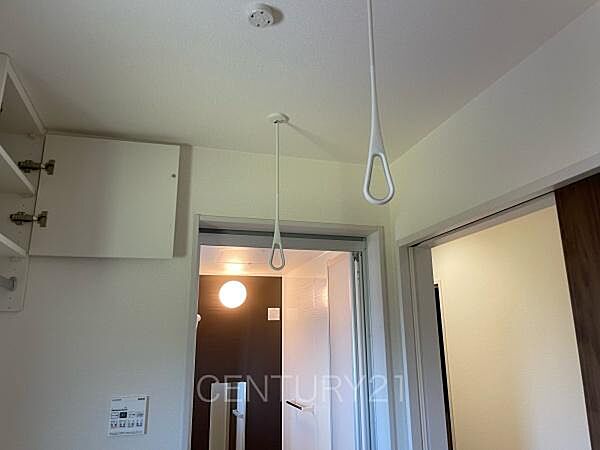 室内物干し用金具付きです。