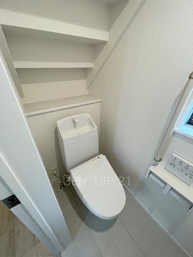 1階トレイです。温水シャワー洗浄機能付きです。