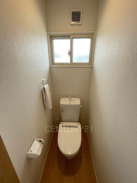 2階トイレです。温水シャワー洗浄機能付きです。