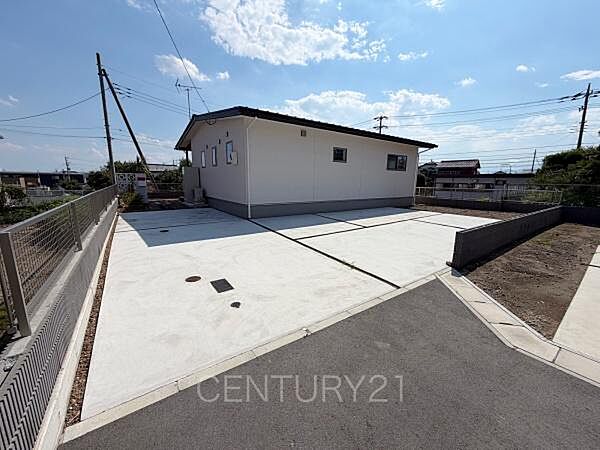 並列駐車可能な駐車場スペースです。
