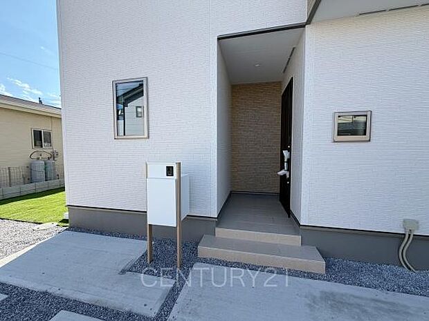 スマートキー付きの玄関。鍵を探すことなくドアの開閉が可能です。郵便物を守る鍵付きポストです。インターホンは録画機能付きで防犯面に優れます。