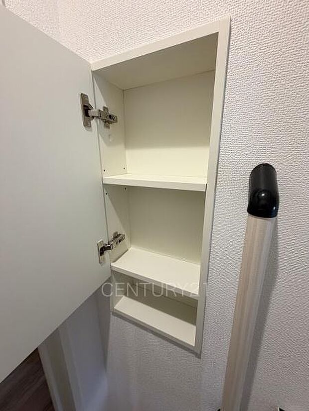 1階トイレ壁部分に埋め込み収納付き。ペーパーストックに便利です。