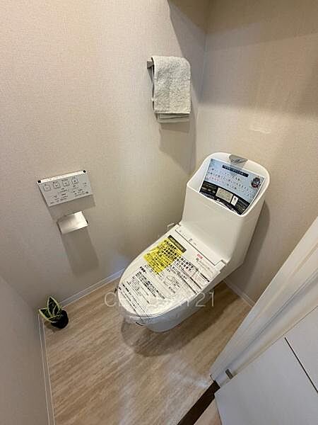 温水シャワー洗浄機能付きです。手摺り付きです。