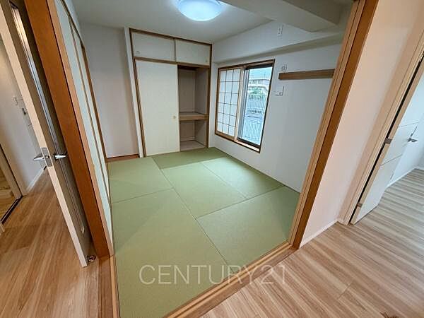 和室はLDKと続き間で開放感があります。引き戸で仕切れますので状況に合わせた使い方ができます。