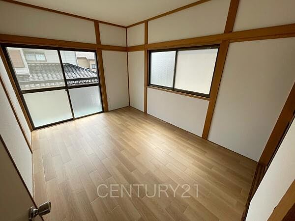 2面採光の明るい洋室です。