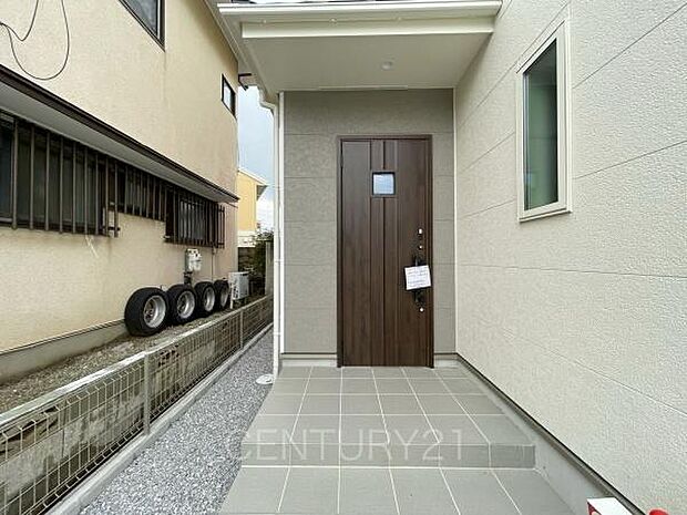 スマートキー付きの玄関。鍵を探すことなくドアの開閉が可能です。郵便物を守る鍵付きポストです。インターホンは録画機能付きで防犯面に優れます。