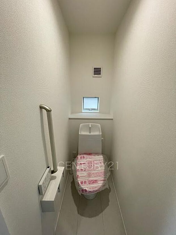 1階トレイです。温水シャワー洗浄機能付きです。手摺り付きです。