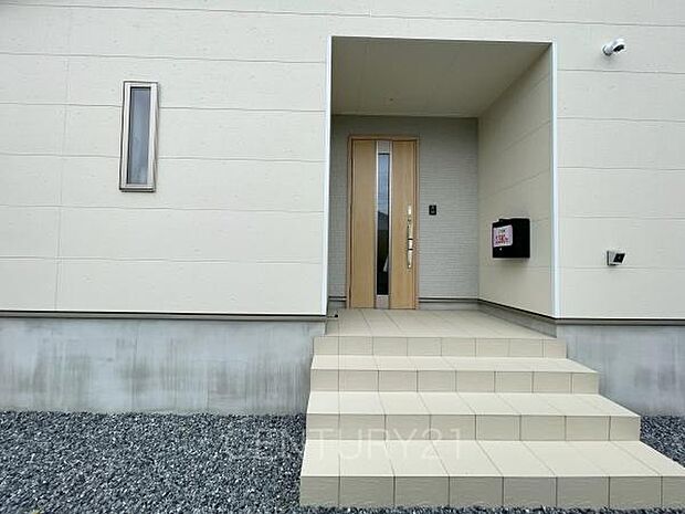 スマートキー付きの玄関。鍵を探すことなくドアの開閉が可能です。郵便物を守る鍵付きポストです。インターホンは録画機能付きで防犯面に優れます。
