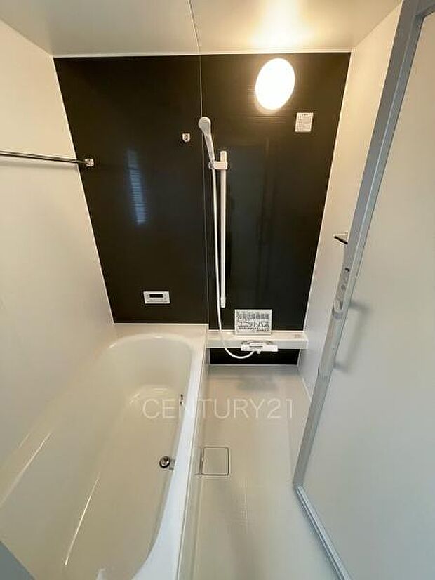 ゆったりと寛げる大型バスタブ。足を伸ばしたまま入浴可能です。浴室乾燥機付きで天候が悪い日でも洗濯をして衣類を乾燥させることができます。