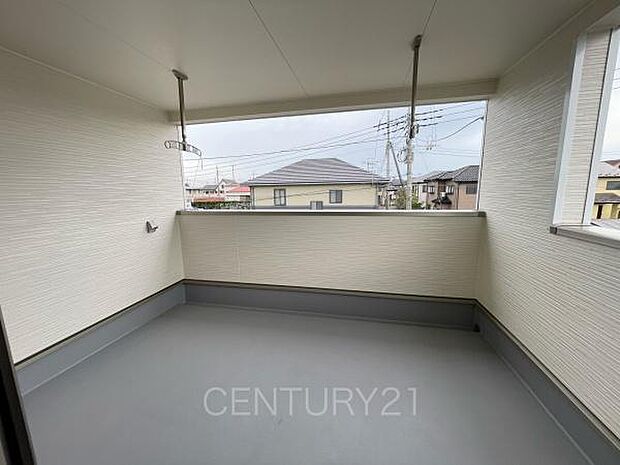 天井付きバルコニーは急な雨にも安心。干した洗濯物や布団が外壁に干渉しづらい、天井吊り下げ式の物干し金具付き。