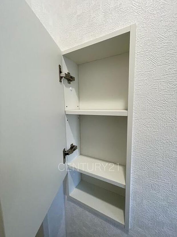 1階トイレ壁部分に埋め込み収納付き。ペーパーストックに便利です。