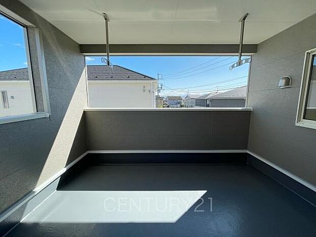 天井付きバルコニーは急な雨にも安心。干した洗濯物や布団が外壁に干渉しづらい、天井吊り下げ式の物干し金具付き。