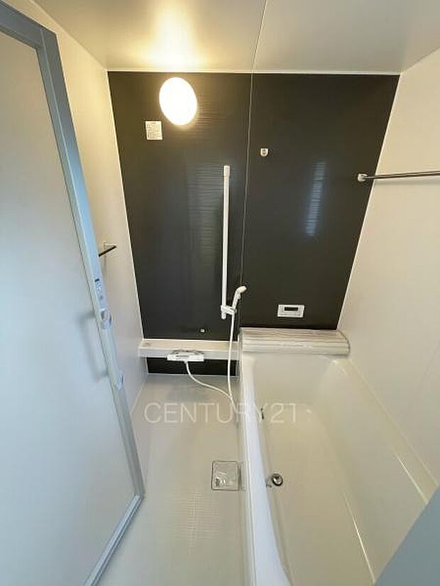 ゆったりと寛げる大型バスタブ。足を伸ばしたまま入浴可能です。浴室乾燥機付きで天候が悪い日でも洗濯をして衣類を乾燥させることができます。
