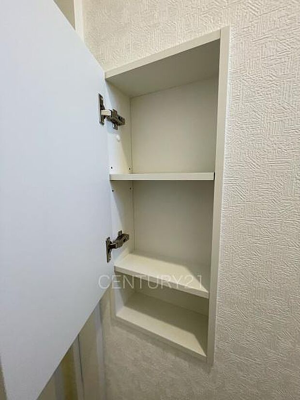 1階トイレ壁部分に埋め込み収納付き。ペーパーストックに便利です。