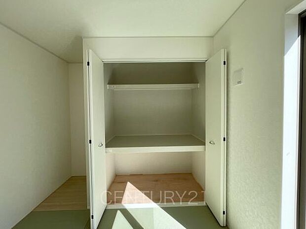 布団も収納し易い仕切り棚付きです。
