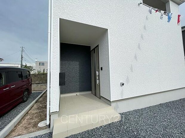 スマートキー付きの玄関。鍵を探すことなくドアの開閉が可能です。郵便物を守る鍵付きポストです。インターホンは録画機能付きで防犯面に優れます。