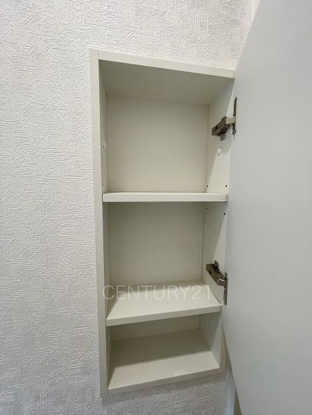 1階トイレ壁部分に埋め込み収納付き。ペーパーストックに便利です。
