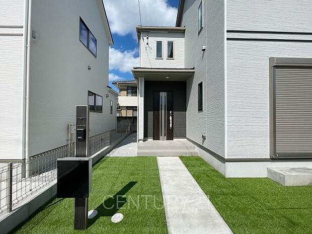 スマートキー付きの玄関。鍵を探すことなくドアの開閉が可能です。郵便物を守る鍵付きポストです。インターホンは録画機能付きで防犯面に優れます。