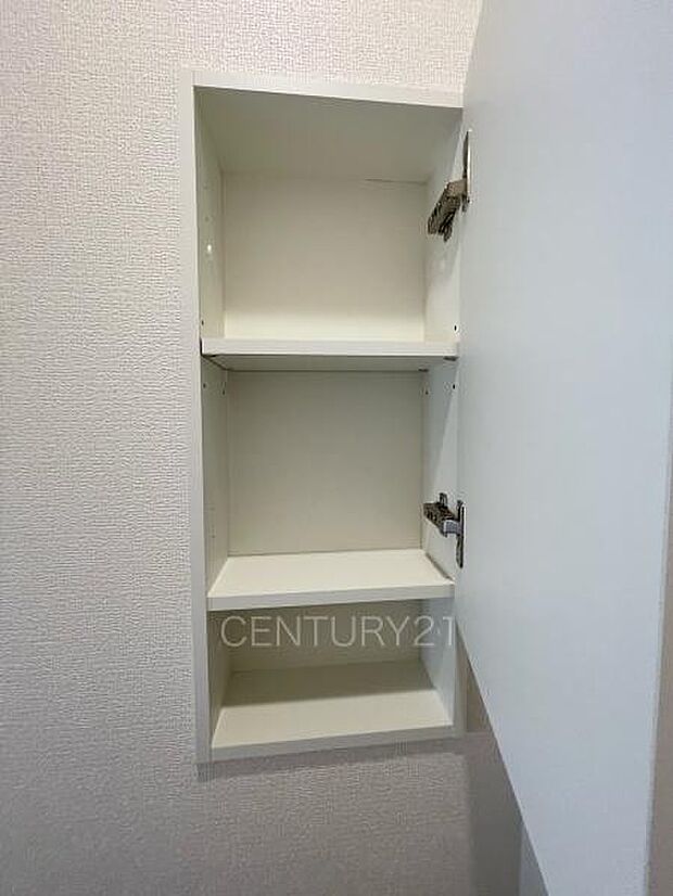 1階トイレ壁部分に埋め込み収納付き。ペーパーストックに便利です。
