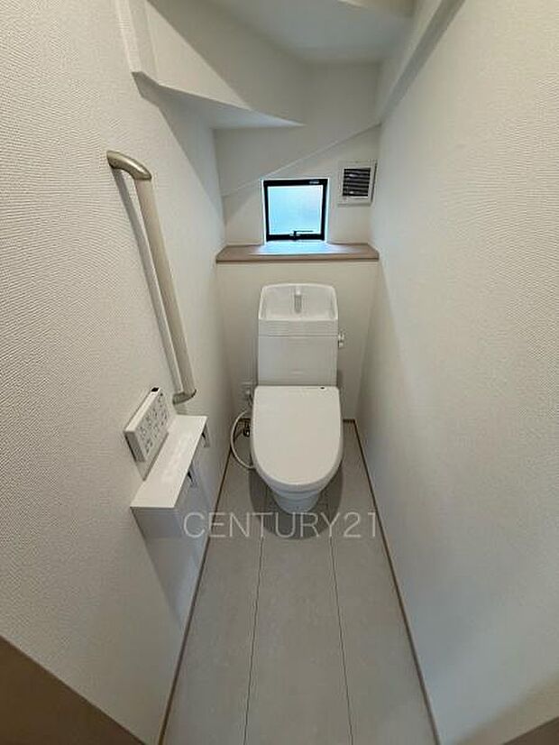 1階トレイです。温水シャワー洗浄機能付きです。手摺り付きです。