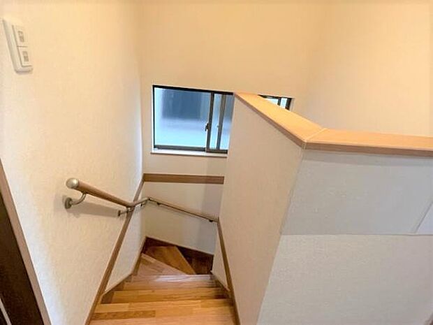 階段　手すり付きで安全。