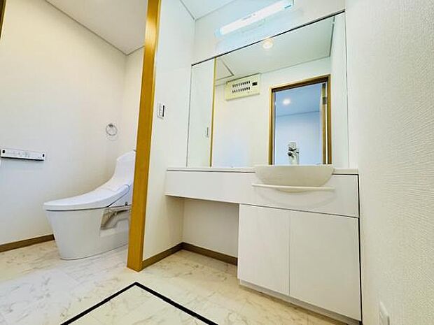 手洗い付きの広々としたレストルームです！　白を基調とした清潔感ある空間です！