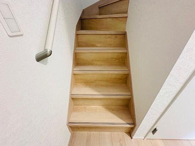 階段　手すり付きで安全です。