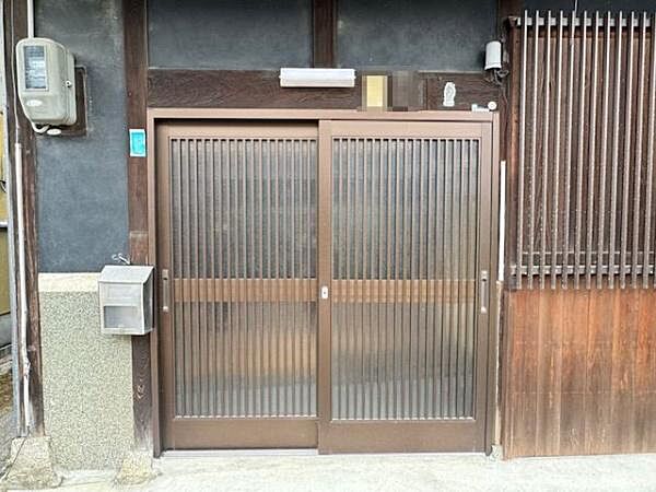 外からの玄関ドア