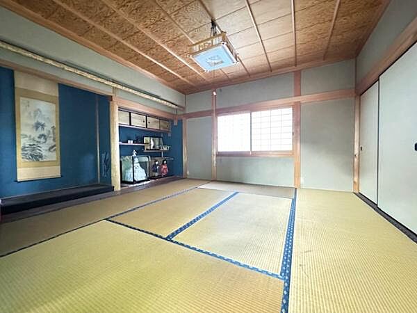 2階和室・8帖。しっとりとした落ち着いた雰囲気の和室です。