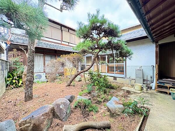 敷地内のお庭です