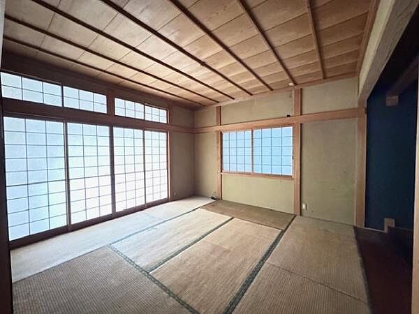 2階 和室8帖。しっとりとした落ち着いた雰囲気の和室です。