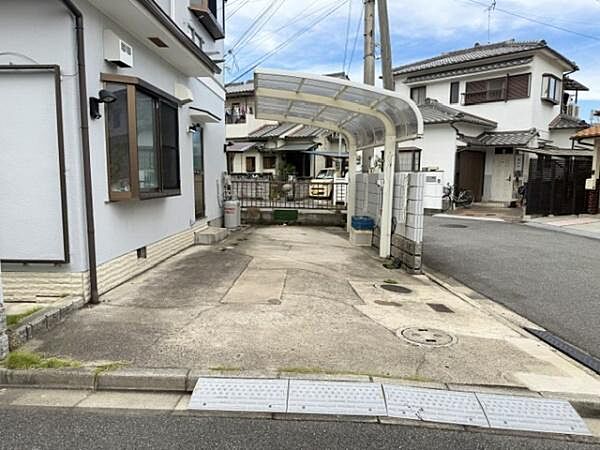 駐車スペース計3台可能（車種による）