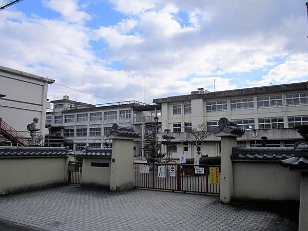 斑鳩小学校まで1033m
