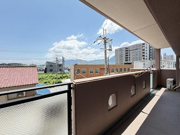 南向きの日当たりのいいバルコニー。お布団やシーツなども干しやすそうです。