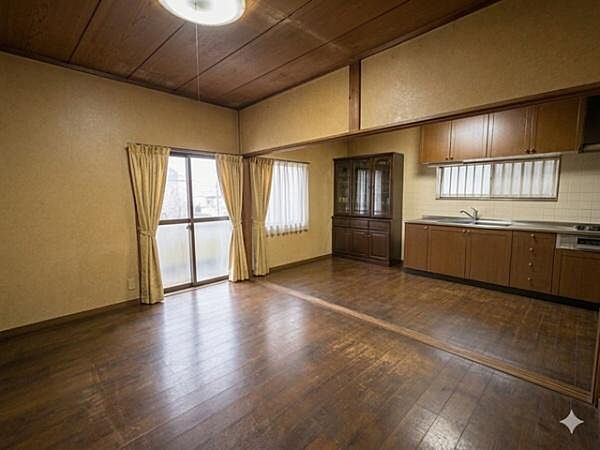 ダイニング7.5帖・一日の中で多くの時間を過ごすことになるダイニング、家族との大切な時間を過ごせます。爽やかな通風と採光を存分に感じる事が出来る空間です。ＡＩによりお荷物消去加工をしています。